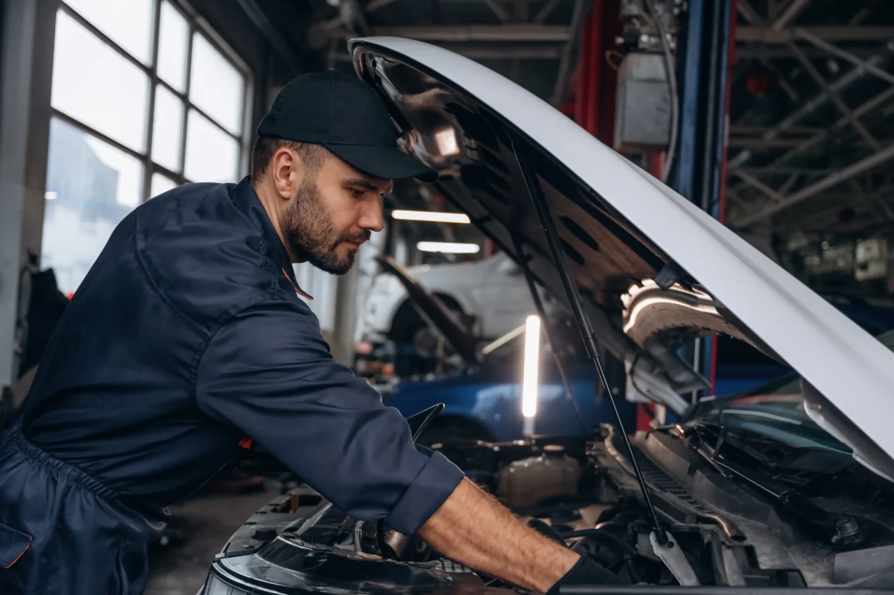 shutterstock_2556325503-2 | TVGURU.cz Muž opravuje auto.