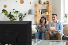 Lidé sledují napínavý film v televizi.