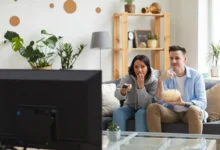 Lidé sledují napínavý film v televizi.