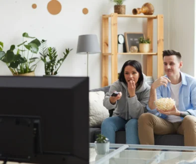 Lidé sledují napínavý film v televizi.
