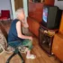 Babička se kouká na starou televizi.