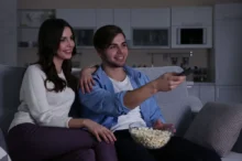 Ilustrativní foto páru sledujícího TV