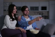 Ilustrativní foto páru sledujícího TV