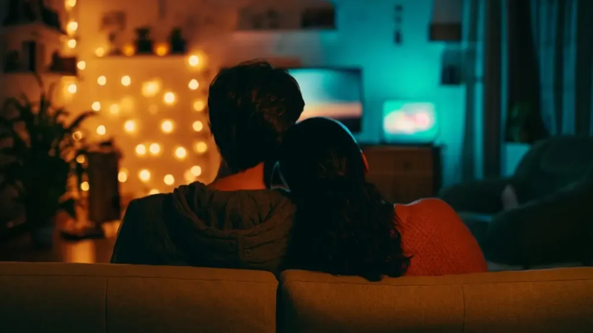 Ilustrativní foto páru sledujícího film