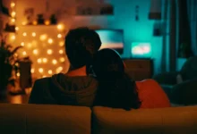 Ilustrativní foto páru sledujícího film