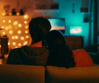 Ilustrativní foto páru sledujícího film