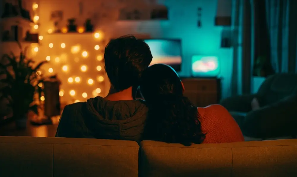 Ilustrativní foto páru sledujícího film