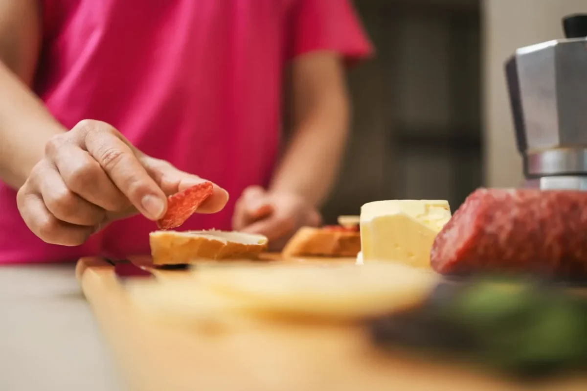 žena dělá jednohubky