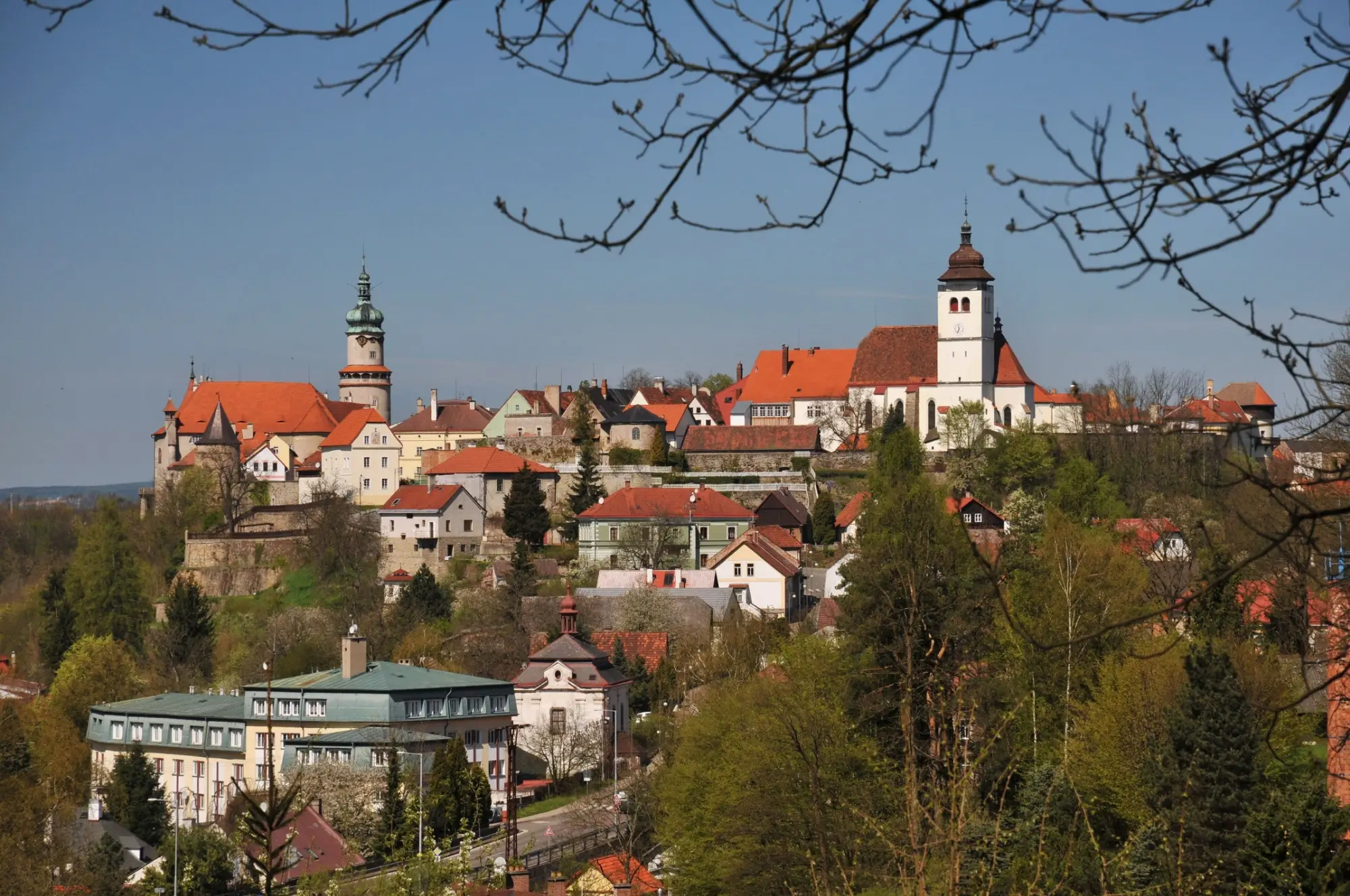 Shutterstock_1517457542 | TVGURU.cz výhled na Nové město nad Metují