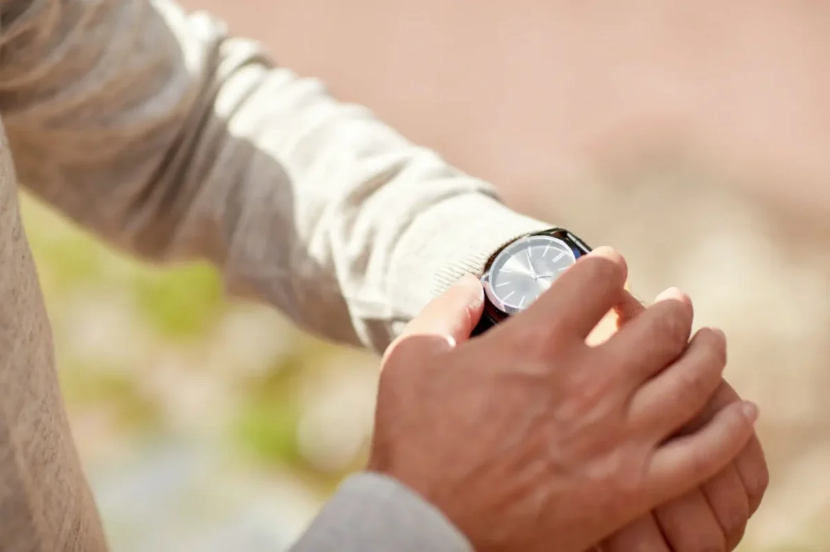 starší muž kontroluje čas na hodinkách