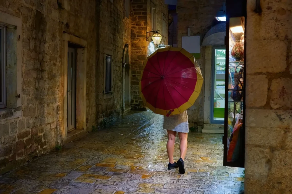 člověk pod deštníkem