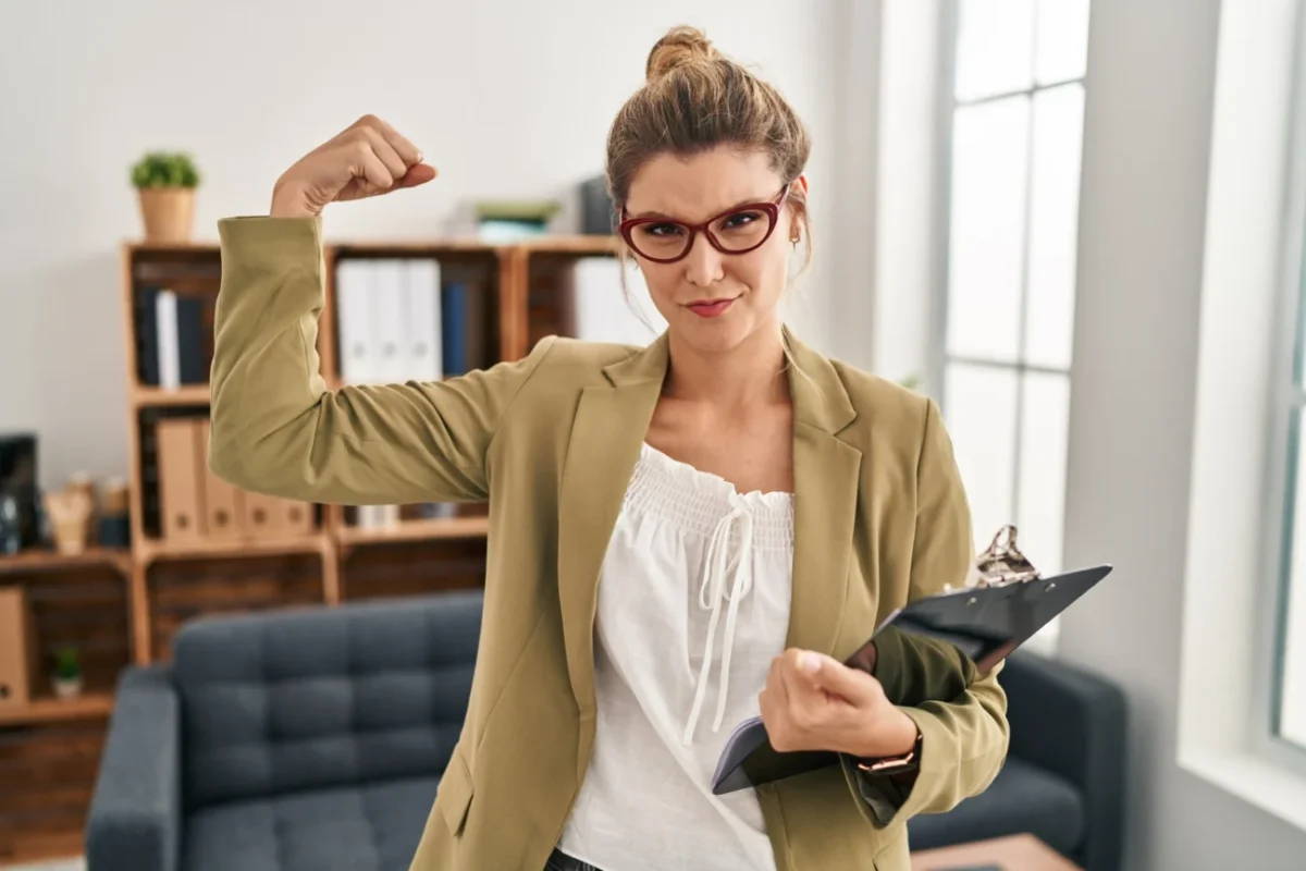 Žena ukazující své svaly.