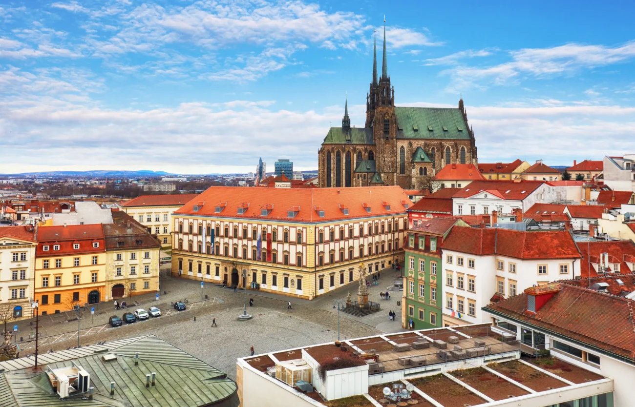 V každém větším městě se nachází známá památka. Zdroj: Shutterstock | TVGURU.cz Pohled na brněnské náměstí.