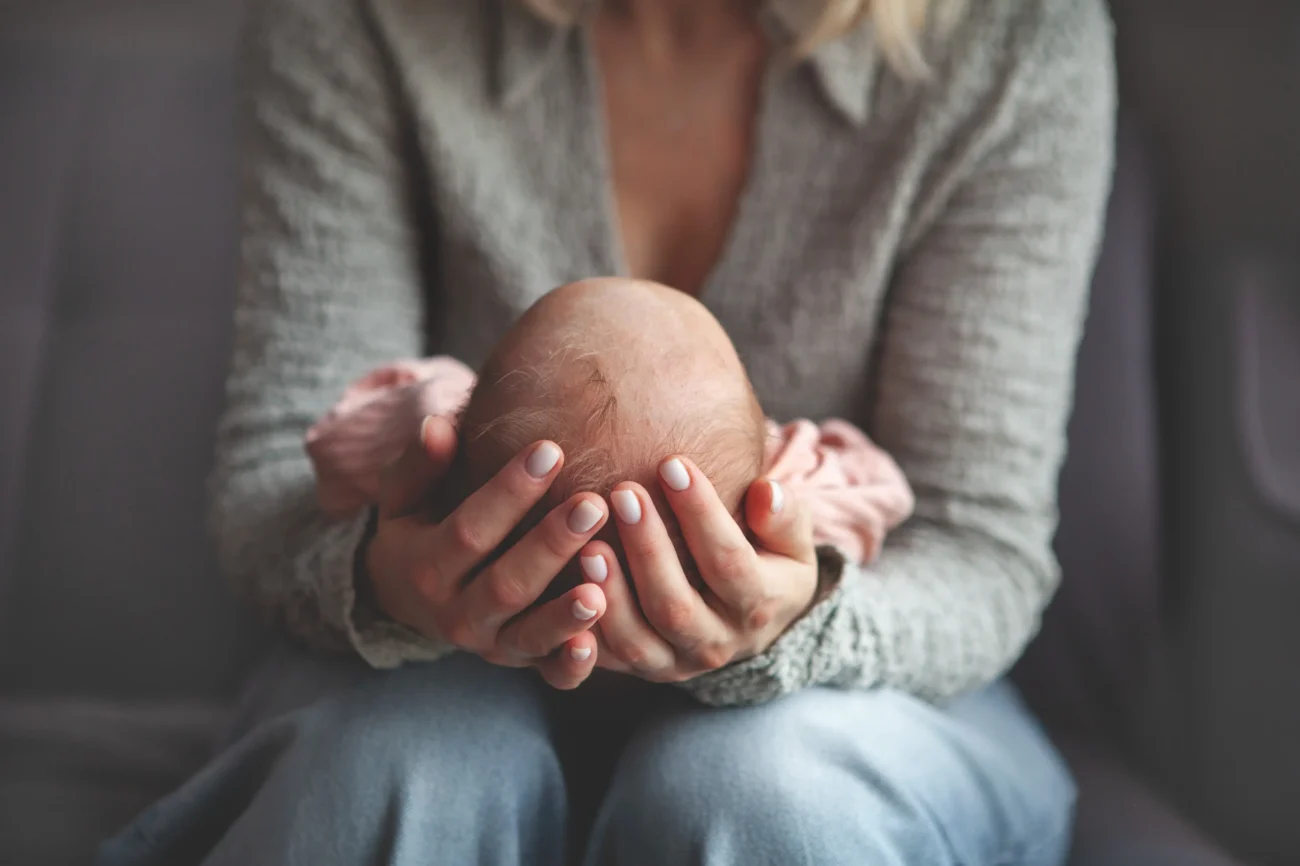 Někteří lidé mohou mít díky vesmíru takzvaně dar od Boha. Zdroj: Shutterstock | TVGURU.cz Miminko v náručí matky.