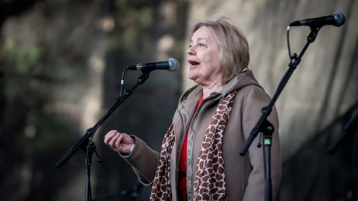 Magda Vášáryová mluví na pódiu.