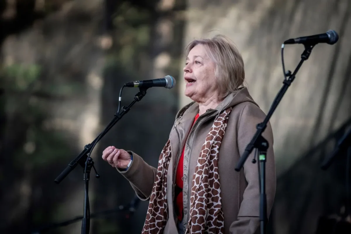 Magda Vášáryová mluví na pódiu.