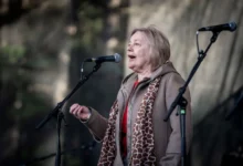 Magda Vášáryová mluví na pódiu.