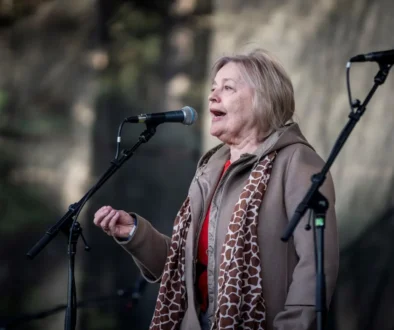 Magda Vášáryová mluví na pódiu.