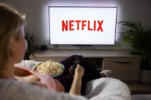 Žena kouká na Netflix.
