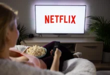Žena kouká na Netflix.
