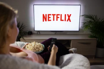 Žena kouká na Netflix.