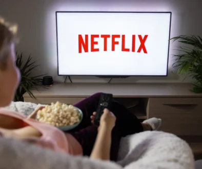 Žena kouká na Netflix.