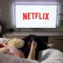 Žena kouká na Netflix.
