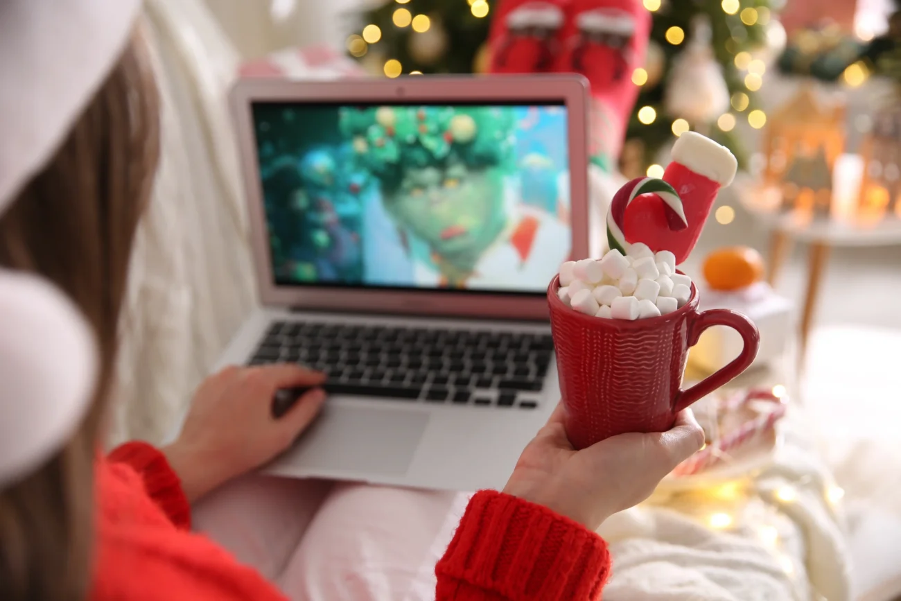 shutterstock_2234765503-2 | TVGURU.cz Grinch běžící na notebooku a kakao k tomu.