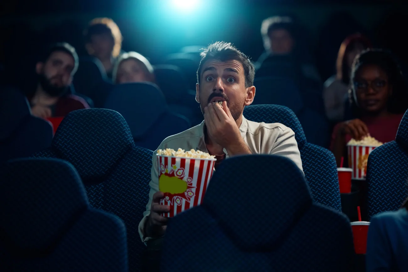 Do kina by na tento seriál asi mnoho lidí nepřišlo. Zdroj: Shutterstock | TVGURU.cz Kino s poloprázdnými sedačkami.