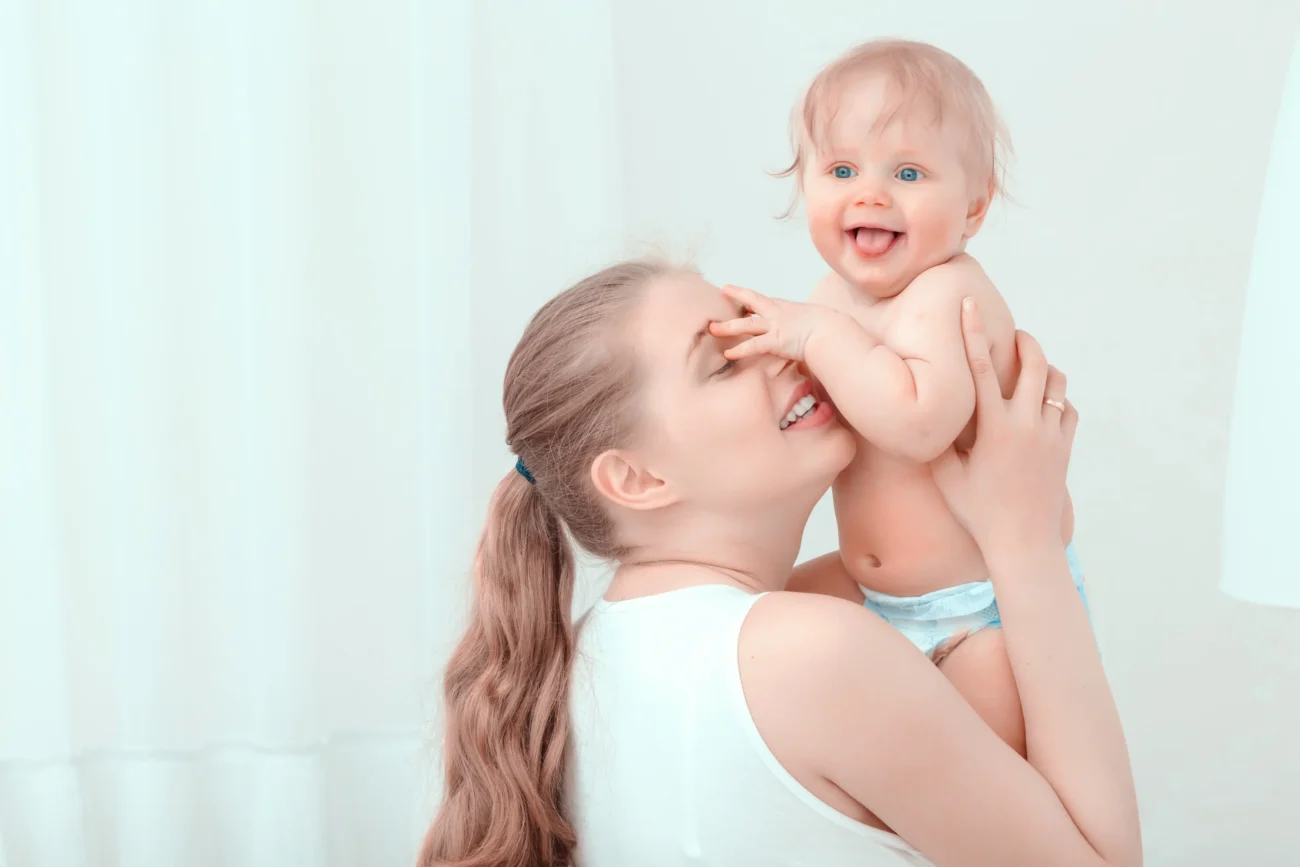 shutterstock_274518194-2 | TVGURU.cz Maminka drží děťátko.