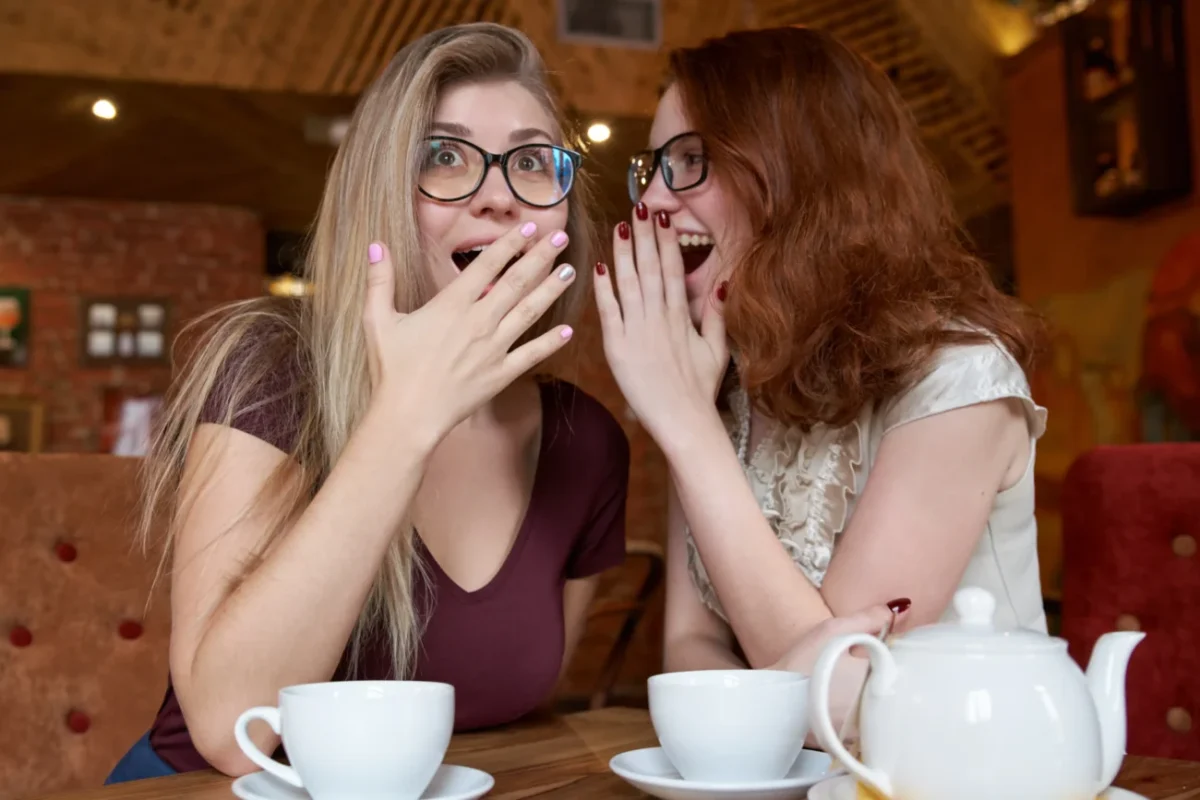 Dvě ženy si povídají u kávy.