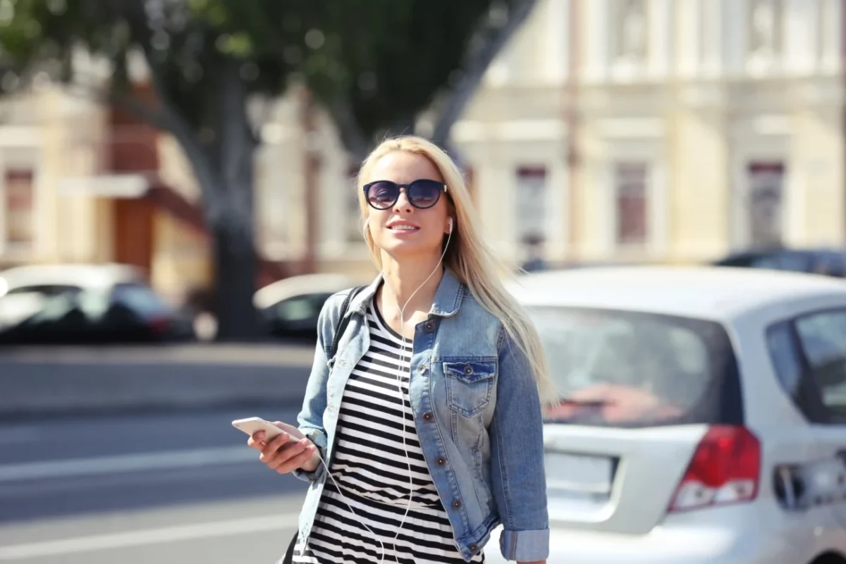 Žena kráčí městem.