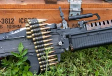 americký kulomet M60 s nábojovým pásem