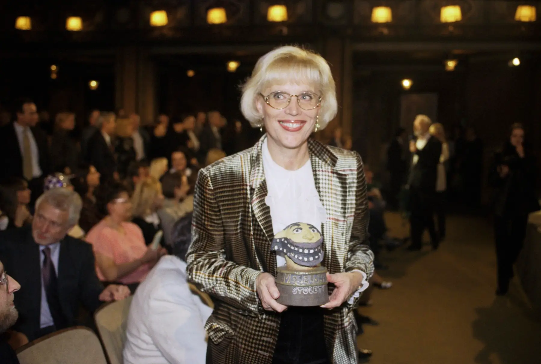 Marie Poledňáková přebírá cenu "Veselohra století" v roce 1998