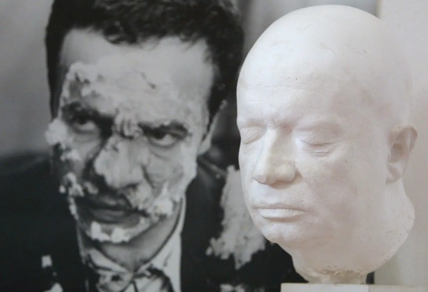 Vladimír Menšík a jeho odlitá busta pro muzeum | TVGURU.cz Vladimír Menšík a jeho odlitá busta pro muzeum