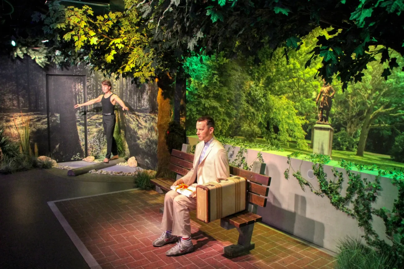 Při sledování Forresta Gumpa nezůstane jedno oko suché. Zdroj: Shutterstock | TVGURU.cz Forrest Gump sedící na lavičce.