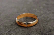 rozbitý snubní prsten leží na koberci