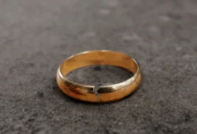 rozbitý snubní prsten leží na koberci