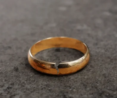 rozbitý snubní prsten leží na koberci
