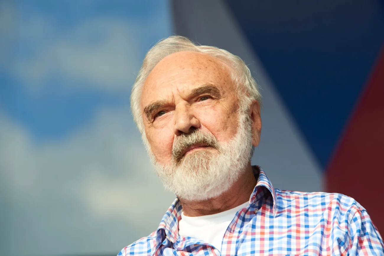 shutterstock_1432969085-2 | TVGURU.cz Zdeněk Svěrák koukající před sebe.
