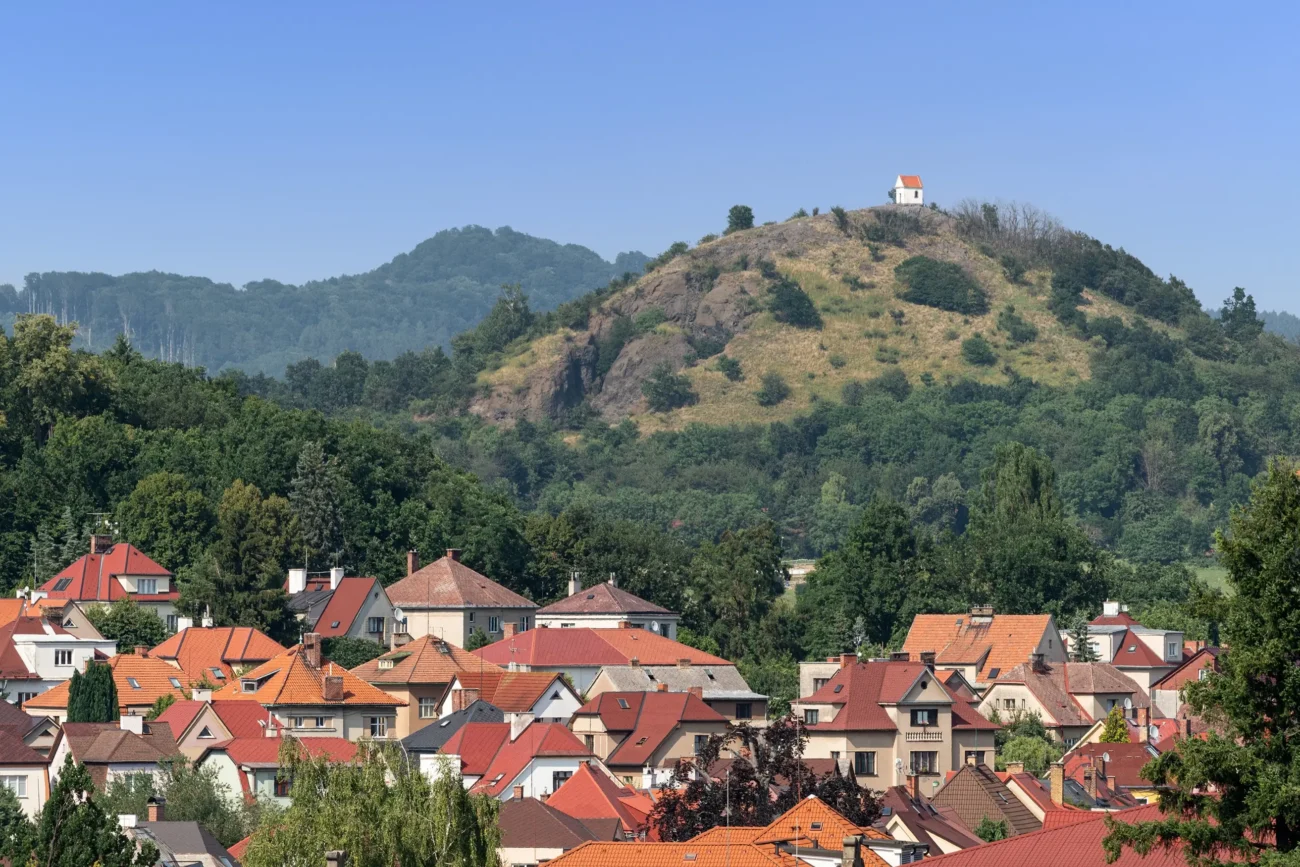 shutterstock_2099409895 | TVGURU.cz Kopec nad městem Jičín.