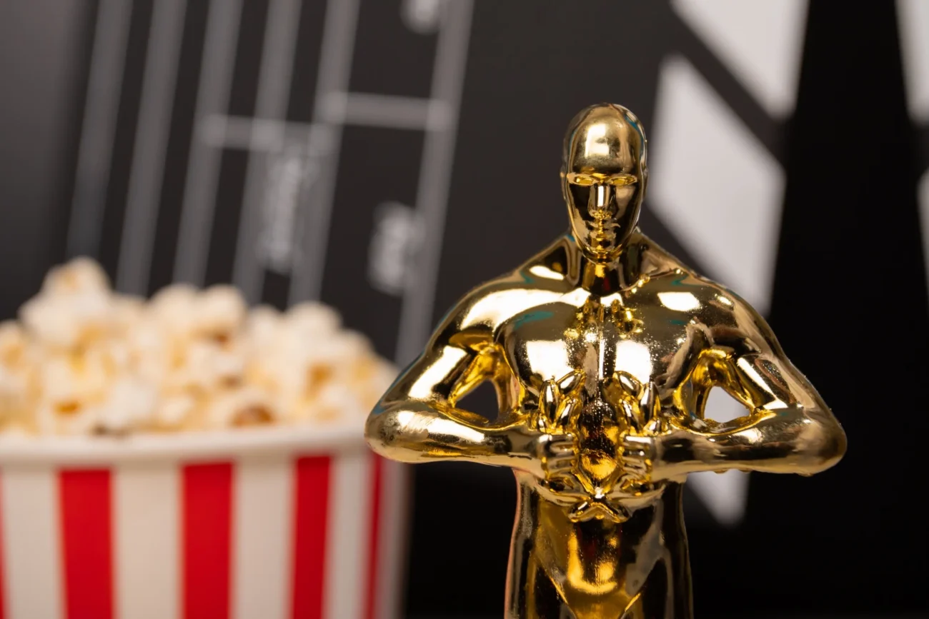 shutterstock_2589079003-2 | TVGURU.cz Soška Oscara a popcorn.