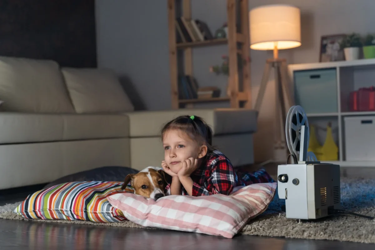 Dítě sleduje pohádku.