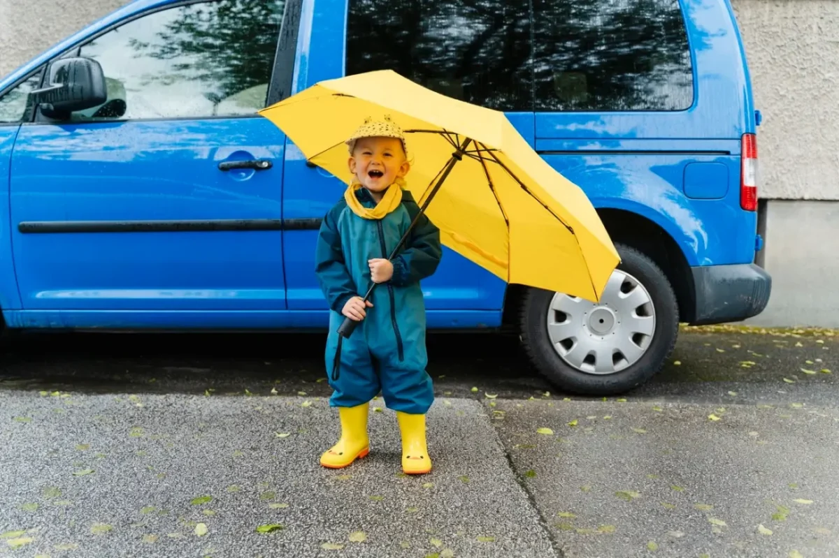 Mě počasí nezaskočí - dítě se žlutým deštníkem a ve žlutých holínkách
