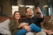 spokojený pár na gauči sleduje film