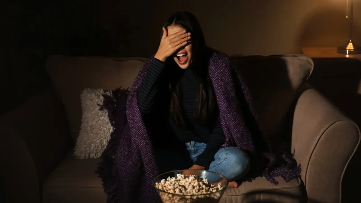 Žena sedí na gauči a zakrývá si oči.