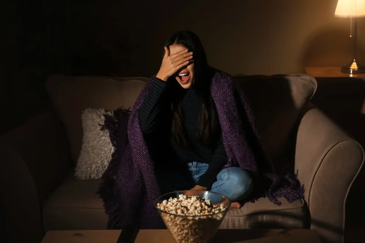 Žena sedí na gauči a zakrývá si oči.