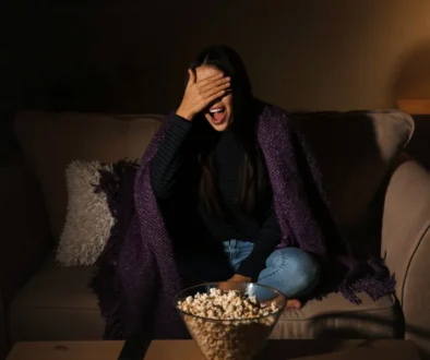 Žena sedí na gauči a zakrývá si oči.