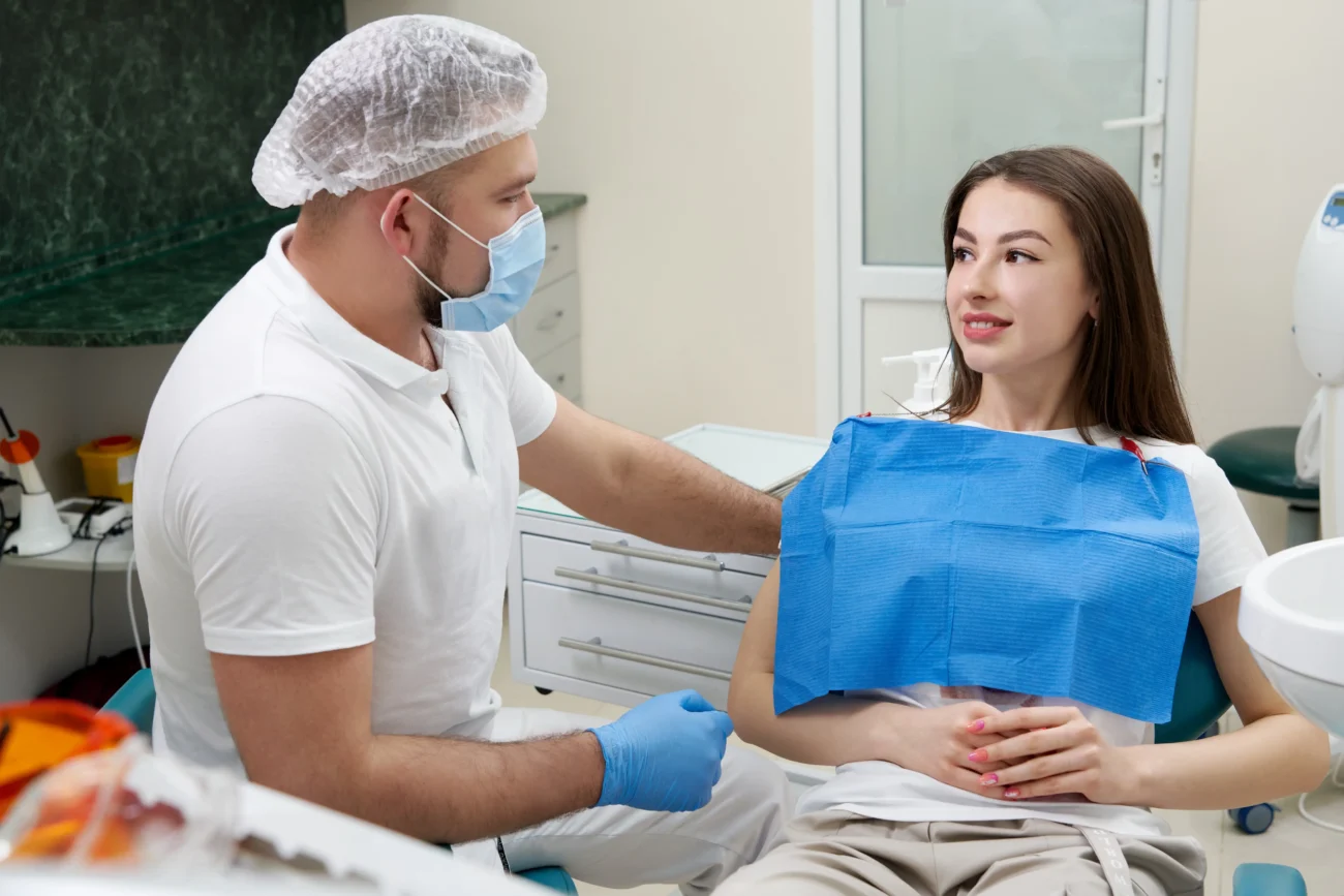 shutterstock_1840023661-2 | TVGURU.cz Žena je u zubaře.