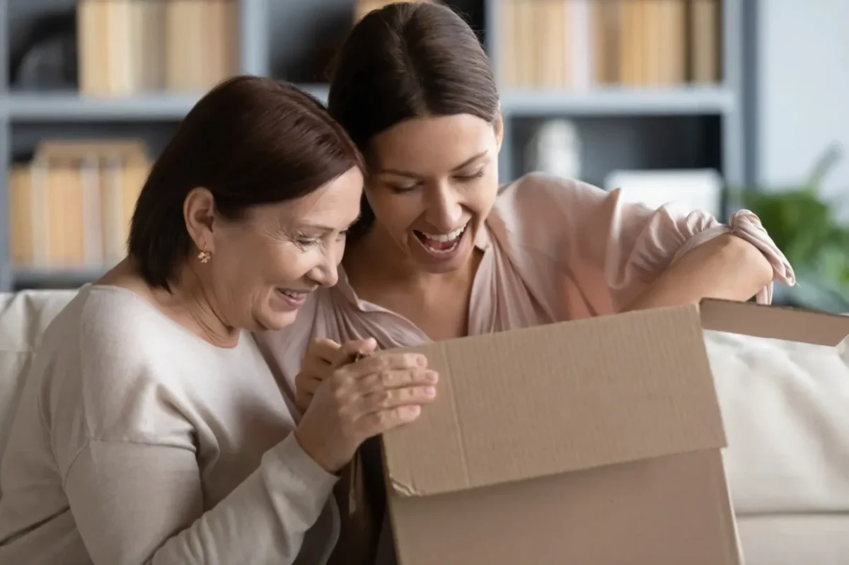 matka s dcerou zkoumají obsah krabice